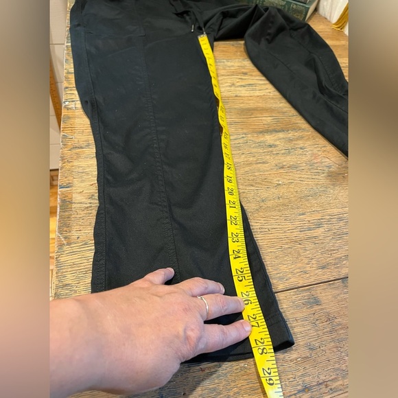 🖤 TAHARI – L – Black Drawstring Crop Pants - Picture 8 of 9